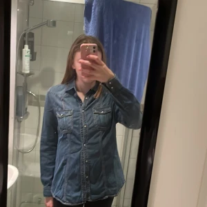 Jeansskjorta  - Säljer en jeansskjorta från Kappahl i storlek 38. Jeansskjortan är tillverkad i ett tunt jeanstyg ⭐️