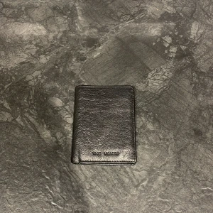 Snygg svart börs från The Monte  - Säljer en otroligt snygg svart börs från The Monte! Riktigt bra börs med bra utrymme till kort och sedlar osv. Nypris 499kr, skick 9/10! Perfekt för att bära med sig det viktigaste och nödvändigaste med stil ✅