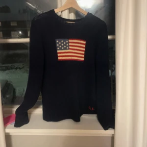 Mörkblå stickad tröja från Ralph Lauren - Säljer en snygg mörkblå stickad tröja från Ralph Lauren. Storlek XL i barn så den passar s-m