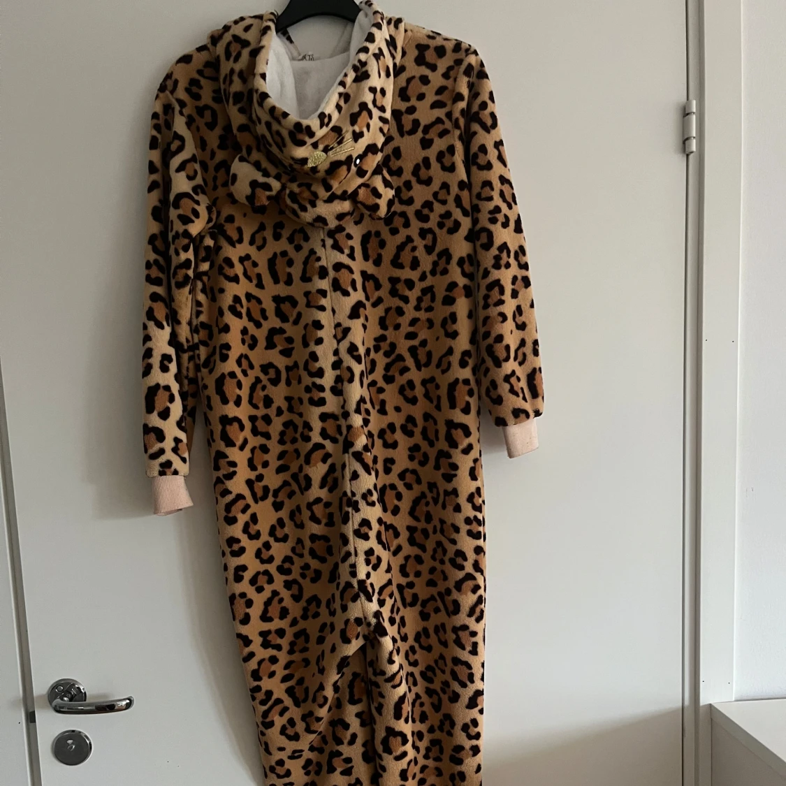 Leopardmönstrad onesie med dragkedja - 1