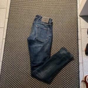 Replay anbass - Säljer ett par tvär feta replay anbass för sjukt bra pris de är i nytt skick men mer än 1000kr billigare än nya😍| Skick 9/10 | Inga defekter och tar emot byten🔃och vid andra eventuella frågor kontakta gärna oss😄🤳kan också gå mer i pris vid snabb affär 🛍️