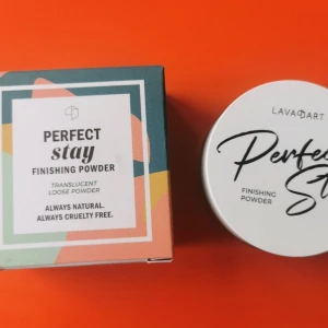 LAVA ART Lavaart Perfect Stay Finishing Powder Translucent loose puder  - Translucent löspuder från Lava Art som ger en naturlig finish och håller sminket på plats. Lätt och känns som en andra hud, perfekt för att sudda ut ojämnheter och ge en extra polerad look. Cruelty-free och tillverkad i Korea. Testad en gång, nyskick. Ordinarie pris - 399kr.