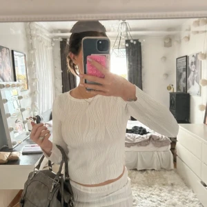 Vitt set - Säljer ett stilrent vitt sett, alltså både kjol och tröja, väldigt fint och somrigt