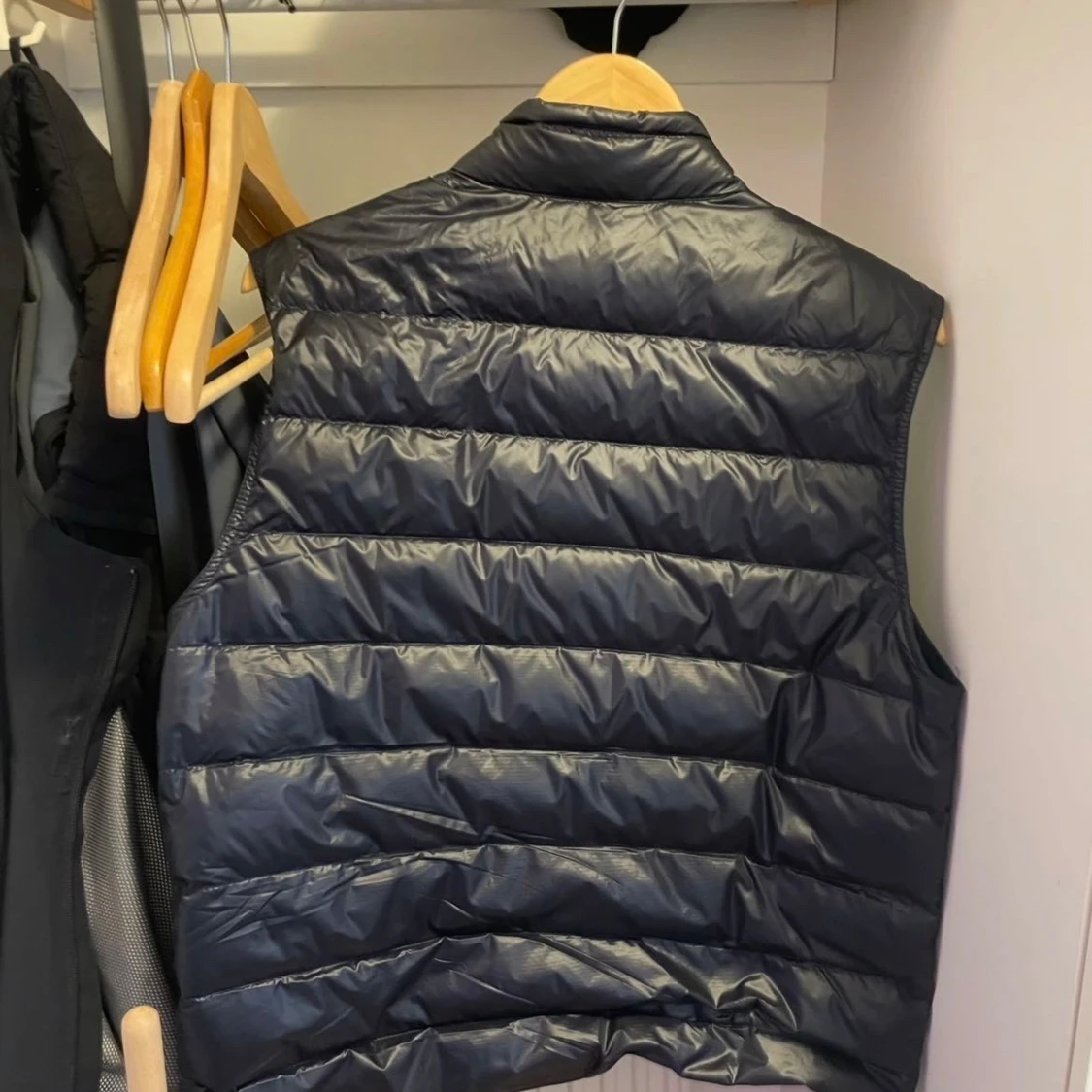 Marinblå dunväst från Moncler - 1