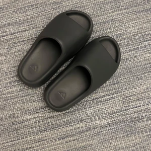 Svarta sandaler - Säljer mina yeezy slids. Märk gråa i storlek 43. Aldrig använda. 