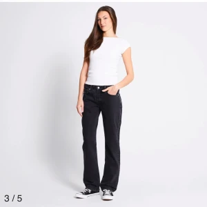 Lågmidjade jeans - Ett par raka lågmidjade jeans från Lager 157 i modellen Icon. Säljes då de är förkorta för mig. 400 kr nypris
