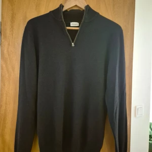 Mörkblå merinoulltröja från John Henric - Säljer en stilren mörkblå half zip-tröja från John Henric i 100% merinoull. Passar både till vardags och mer uppklädda tillfällen. Endast använd ett par ggr. Nyskick. Kostade 1199:- ny