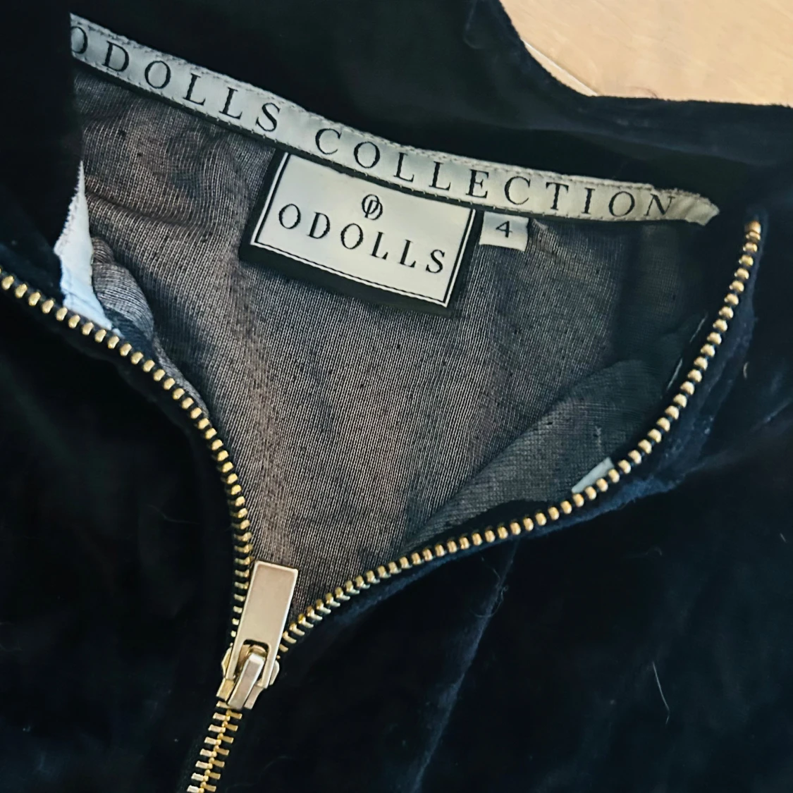 Jättefin kort svart velour klänning mini klänning The Odolls uk xxs - 1