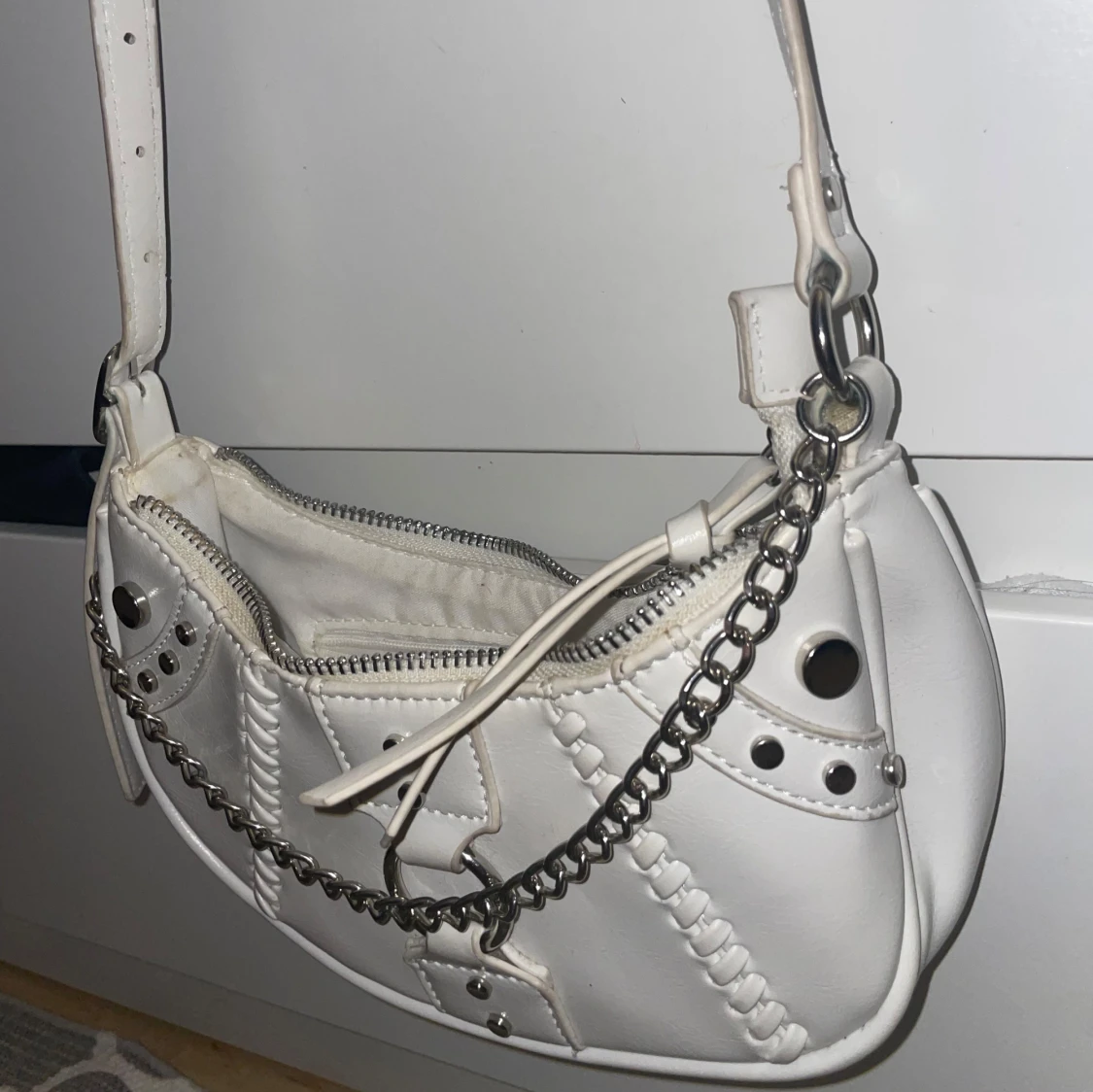 Vit axelväska med kedjedetalj - 1