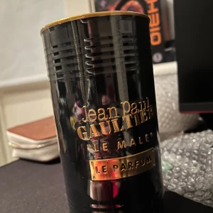 Jean Paul Gaultier Le Male Le Parfum - Säljer en elegant parfym från Jean Paul Gaultier, Le Male Le Parfum, i en stilren svart och guld förpackning. Flaskan rymmer 125 ml och har en maskulin doftprofil. Perfekt för den som vill ha en sofistikerad och kraftfull doft.