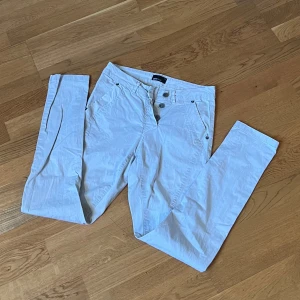Vita jeans - Vita jeans från Gina tricot i storlek 34❣️ inga synliga defekter och i bra skick 