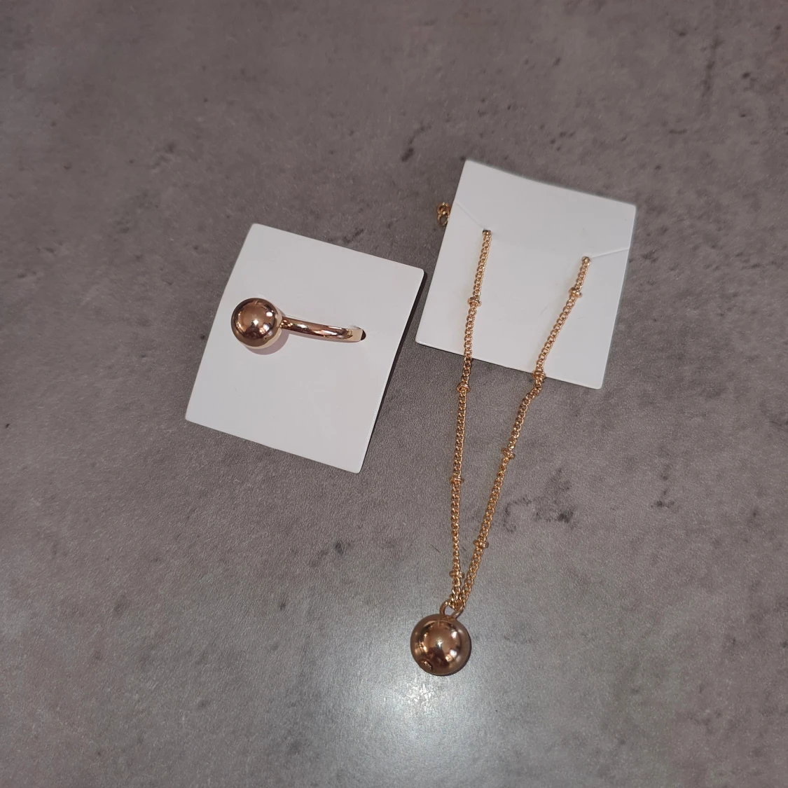 Smyckeset med ring och halsband