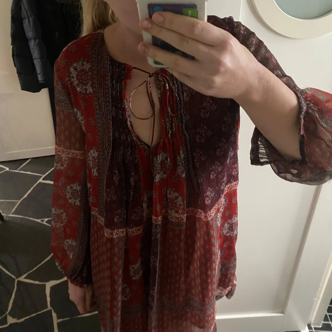 Långärmad sommarklänning med knyt - 1