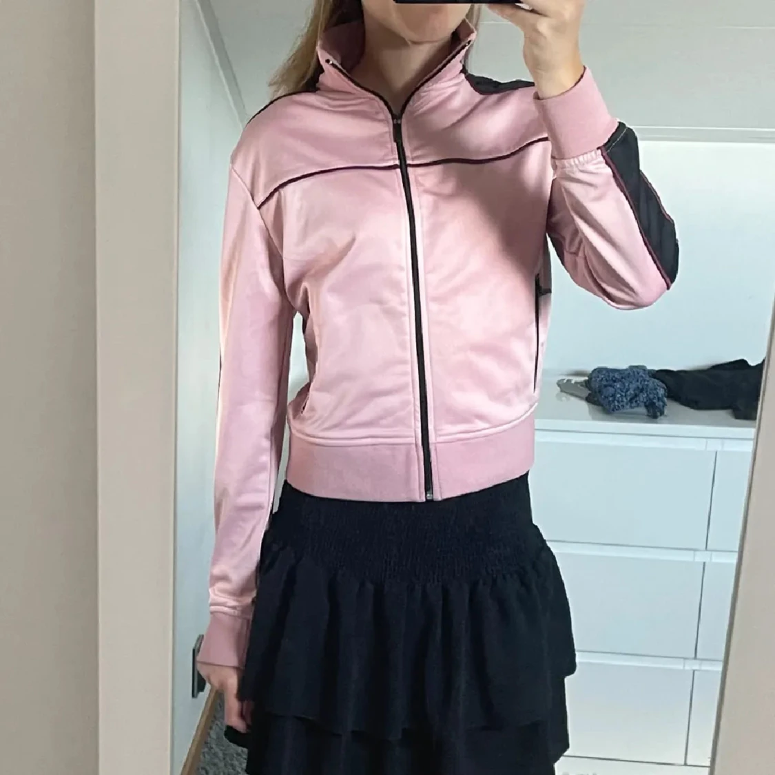 Rosa jacka med svarta detaljer - 1