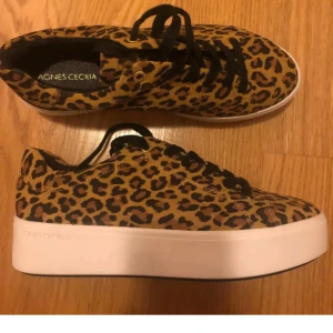 Sneakers leopard  - Helt nya trendiga leopardmönstrade sneakers! Storlek 37. Nypris ca 800 kr! 