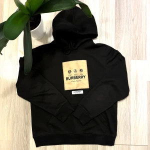 Svart burberry hoodie  - Säljer en tvärfet burberry hoodie som går med nästan alla outfits. Inte använd mycket men är fortfarande top kvalitet och är redo för användning igen. Storleken är S och är sann till storleken men går att ha som M om man vill ha en tight look// tfselling