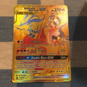 Reshiram & Charizard GX Pokémonkort - Säljer ett glänsande Reshiram & Charizard GX TAG TEAM Pokémonkort. Kortet har attacker som Outrage, Flare Strike och Double Blaze GX. Perfekt för samlare eller spelare som vill förstärka sin kortlek med en kraftfull duo. Bra skick. Köparen står för frakten. Såklart äkta. 
