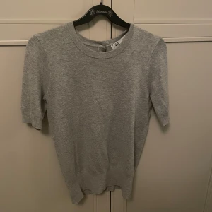 Grå tröja från Zara - Jättefin stickad t shirt från zara som passar till allt!!