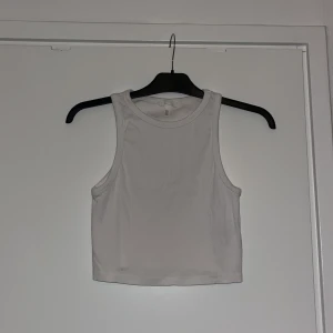 Vit ribbad linnetopp från H&M - Vit ribbat linne från H&M🤍