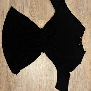 Svart blus från Indiska - Säljer en svart blus från Indiska i storlek L. 