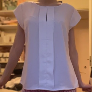 Vit blus - Superfin vit blus som tyvärr inte kommer till användning🥹 Storlek M men passar S, pris kan diskuteras❤️