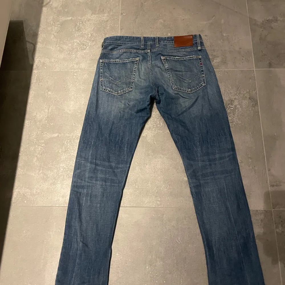Snygga blå jeans från Replay med riktigt snygga slitna detaljer. Passar till flera stilar. Märkeslappen i läder baktill ger en extra touch. Riktigt bra skick. . Farkut & Housut.