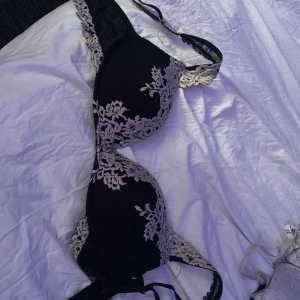 Svart Intimissimi bh - Knappt använd bh från Intimissimi är i bra skicka och orginalpriset är 600. Stlr är 75D