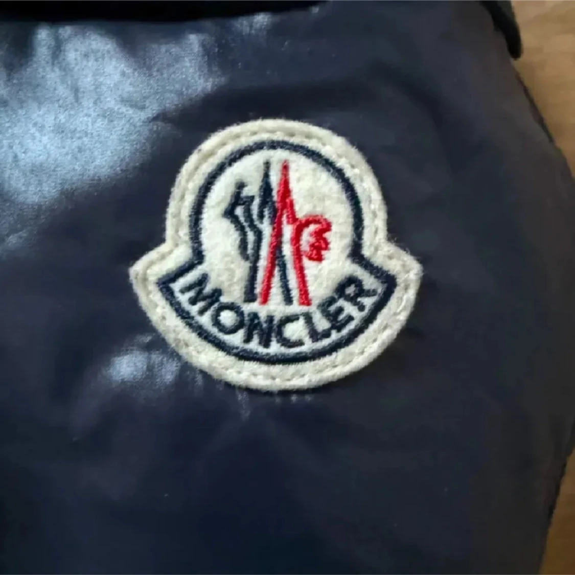 Svart jacka med huva från Moncler - 1