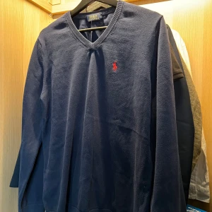 Polo Ralph lauren sweatshirt - Tja! Säljer nu denna riktigt feta Polo Ralph Lauren tröjan!💯 Den är i fint skick! Storlek xl vilket passar ca 180/185! Nypris på denna ligger runt 2000 och jag säljer den för endast 550💯💸 Skriv vid andra funderingar!✅    //Alve