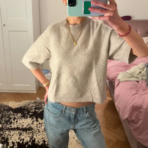 Beige stickad topp i alpacka - Säljer min beiga populära topp i alpacka från & Other Stories, nypris 790 kr!