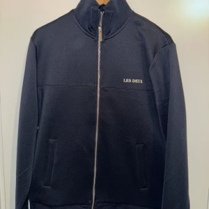 Mörkblå kofta från Les Deux - Helt oanvänd kofta från les deux. Köpt från Thren lunds. Skick:10/10. Pris kan diskuteras 