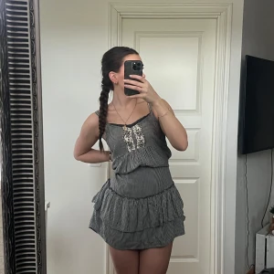 Klänning - Supersöt klänning som man kan sy upp till en jättefin kortklänning, har själv inte den kunskapen men tror säkert någon annan kan!❤️ fin som den är också om man vill ha en luftig sommarklänning ❣️ 