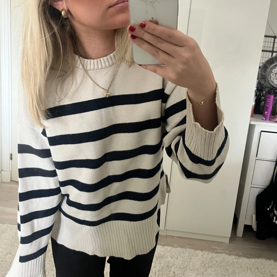 Randig tröja i beige och mörkblå - 1