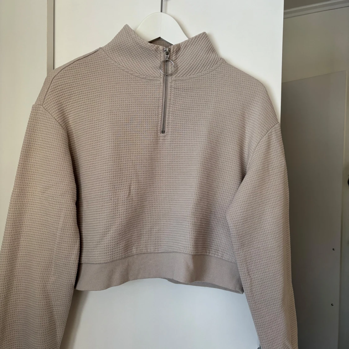 Beige croppad tröja med dragkedja