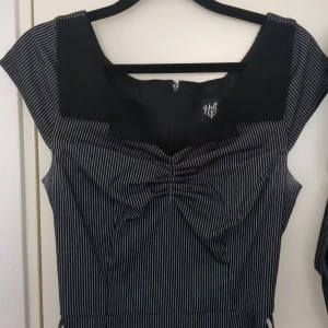 Randig klänning från Hell Bunny med skärp - Vintage klänning från Hell Bunny. Använd fåtal gånger.