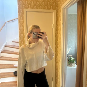 Vit croppad polotröja - Säljer en stilren vit croppad polotröja. Storlek M från H&M! Säljer då den inte kommer till användning. 💕