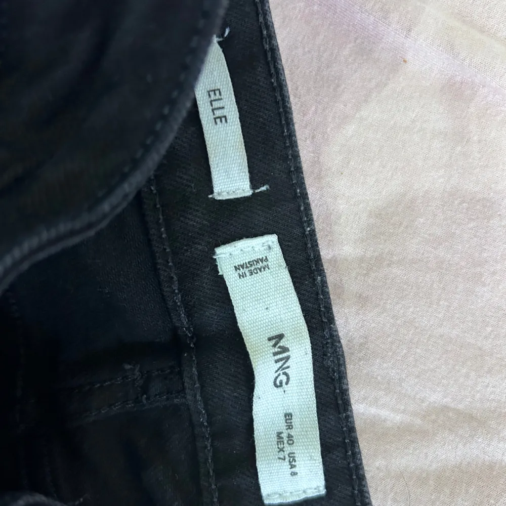 Snygga svarta straight jeans från MANGO med öppna kanter. Stängs med dragkedja och knapp🌸. Farkut & Housut.