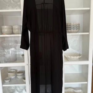 Svart kimono/tunn kofta - Använd enstaka gånger. Jag har storlek 34 och denna passar min storlek jättebra. Så din storlek spelar egentligen ingen roll, för den är med unizise.