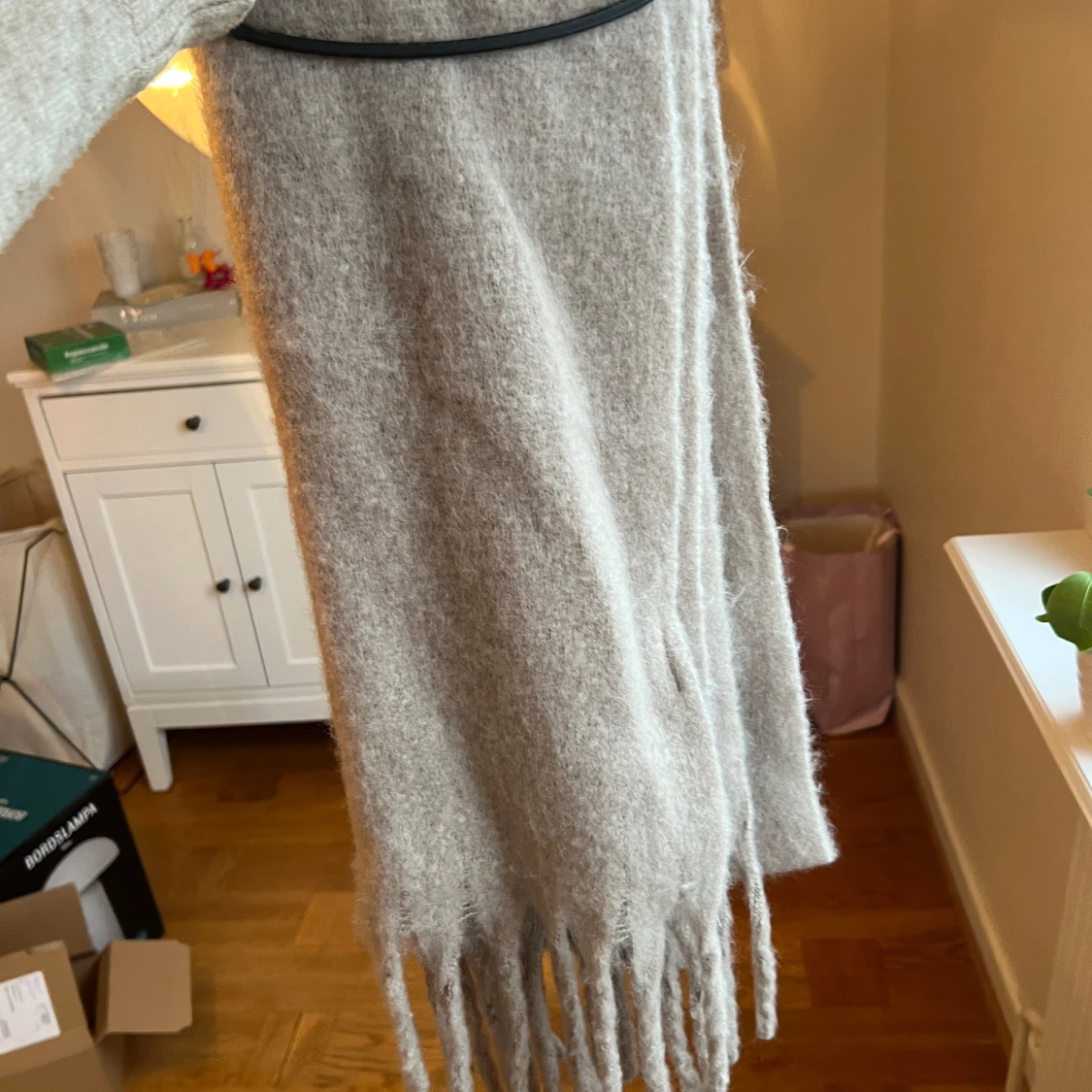 Beige halsduk med fransar