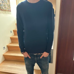 Mörkblå kashmirtröja från Club Room - Säljer min stilrena marinblåa kashmirtröja från Club Room. Tröjan är  tillverkad av 100% kashmir, vilket gör den både mjuk och varm. Perfekt för kyligare dagar . Storlek S