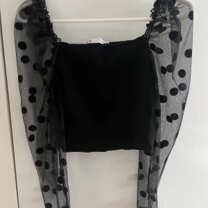 Topp Zara - Svart topp med prickiga mesh ärmar, fin fest topp!