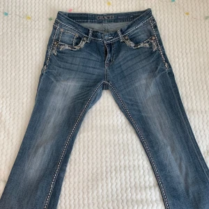 Grace in La jeans - Ett par supersnygga Grace in La jeans med detaljer på fickorna. De är bootcut och storlek 29, säljer de eftersom de var för kort för mig. Innerbenet är 78 cm och midjan tvärs över är 39 cm. 💕