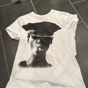 Vit t-shirt med tryck - För liten när jag köpte därför aldrig använd. 