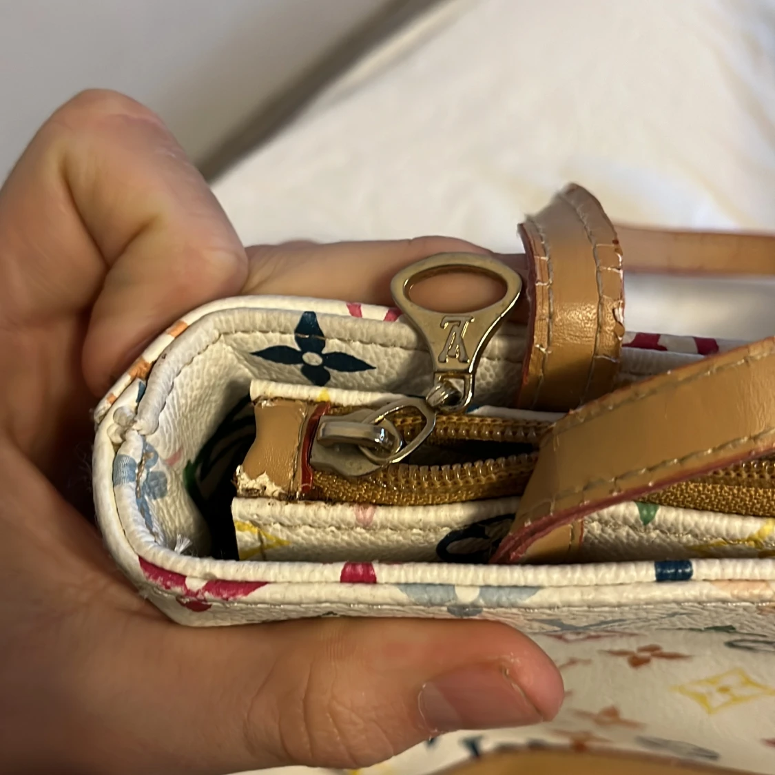 Vit axelväska med färgglatt mönster - 2