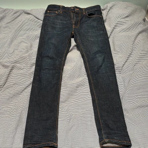 Mörkblå jeans från Nudie - Säljer dessa feta mörkblåa jeans från Nudie. Säljer de då de är lite för små för mig. 10/10 Skick, som helt nya. W31/L32