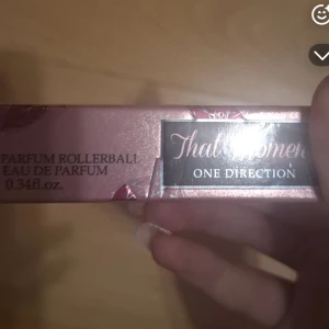That Moment Parfum Rollerball från One Direction - Säljer en parfym rollerball 'That Moment' från One Direction. Flaskan är genomskinlig med silverfärgat lock och rymmer 10 ml (0,34 fl oz) Eau de Parfum. Perfekt att ha med i väskan för en snabb uppfräschning.