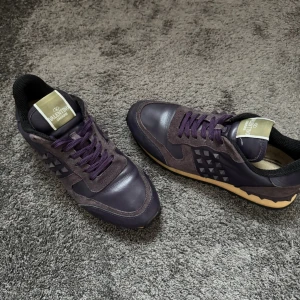 Valentino Rockrunner skor  - Valentino Rockrunner skor  -  Skick: Utmärkt  -  Nypris: 6000 kr  -  Ingår: Valentino box -  Hör av dig vid minsta fråga🙌📩