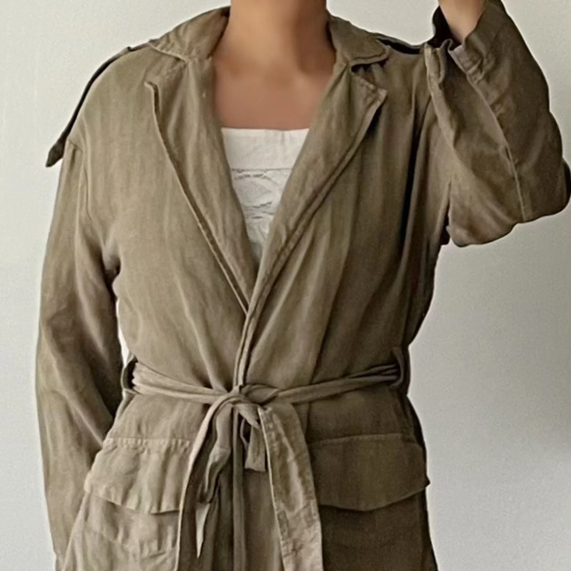 Grön trenchcoat med knytband - 3