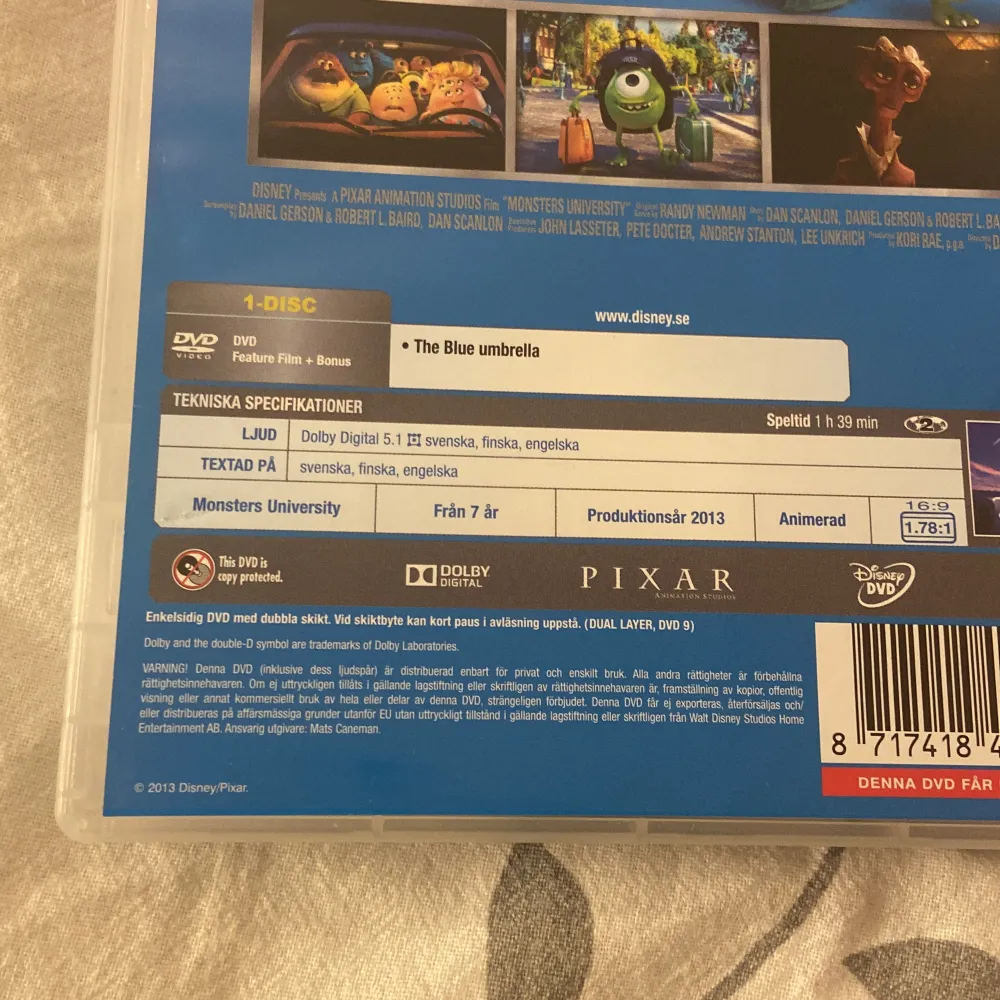 Säljer en DVD av filmen 'Monsters University' från Disney Pixar. Följ med på äventyret med monstren Mike och Sulley när de träffas och blir bästa vänner. Innehåller även kortfilmen 'The Blue Umbrella'. Perfekt för alla som älskar animerade filmer!. Böcker.
