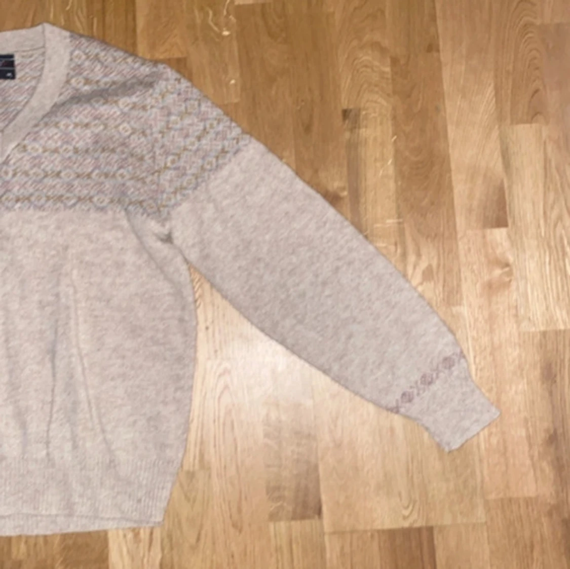 Beige stickad tröja med mönster - 2